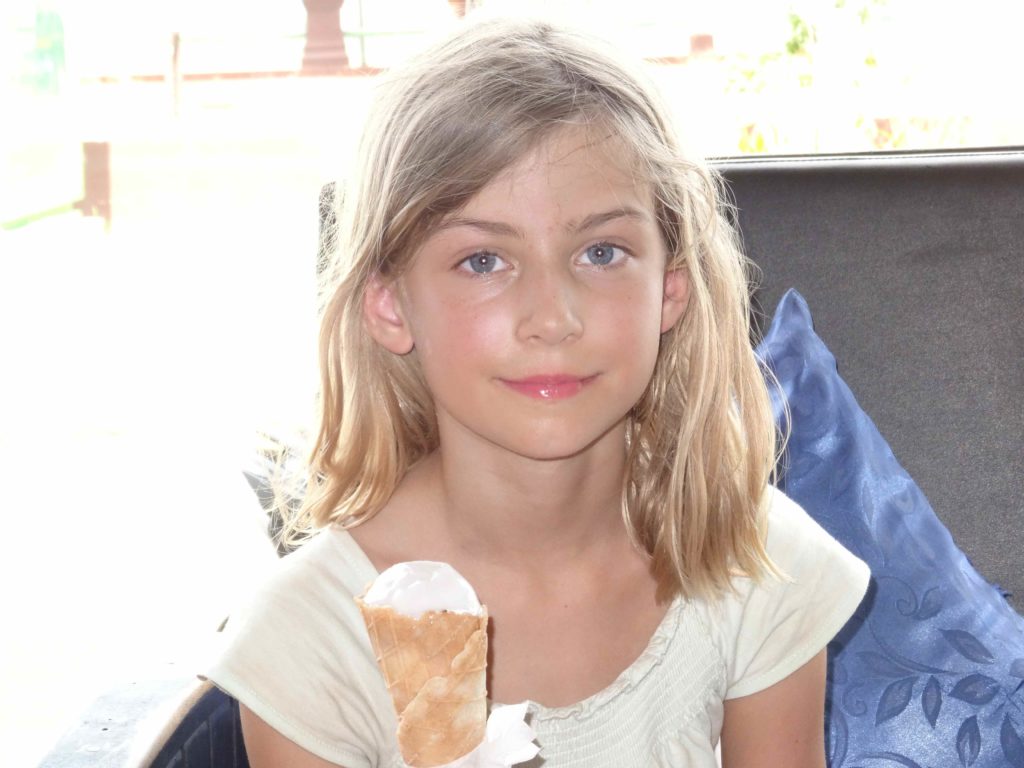 Chatounette qui mange une glace bien méritée à Kampong Cham