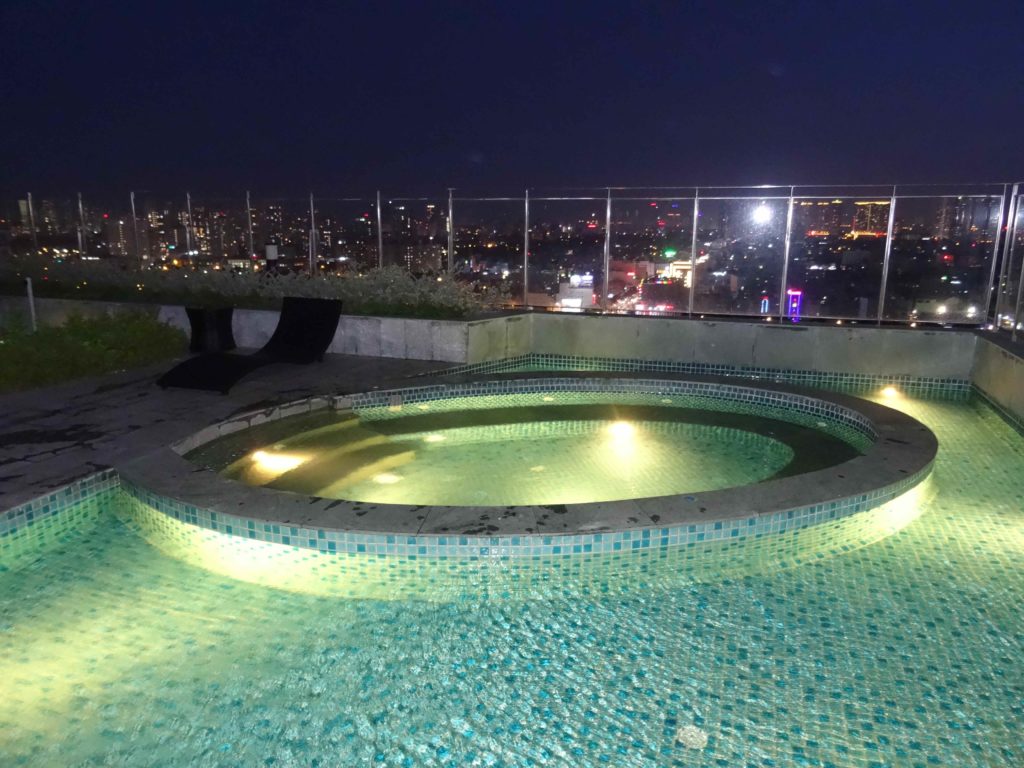 piscine à débordement roof top Logement à Ho Chi Minh : Golden Star Apartment
