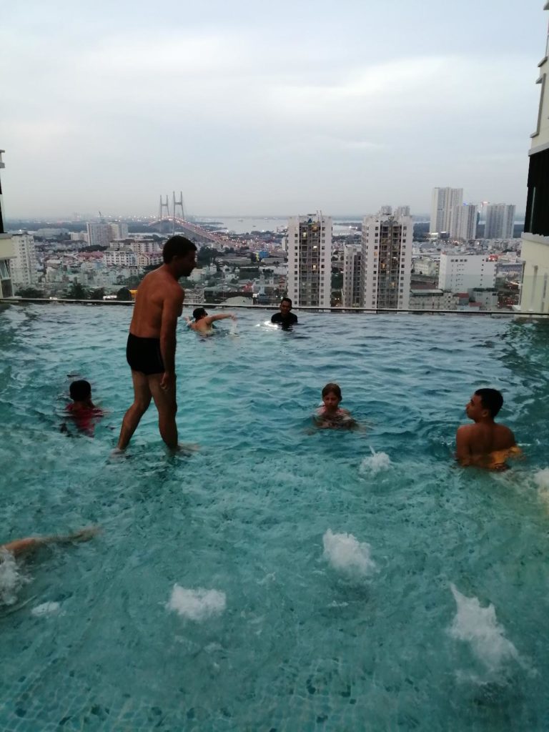 piscine à débordement roof top Logement à Ho Chi Minh : Golden Star Apartment