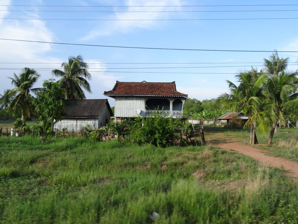 maison sur piloti aux alentours de kampong