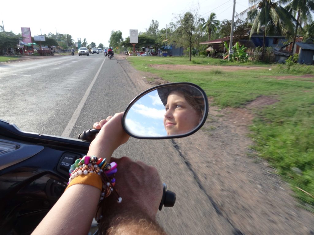 chatounette dans retroviseur scooter aux alentours de battambang