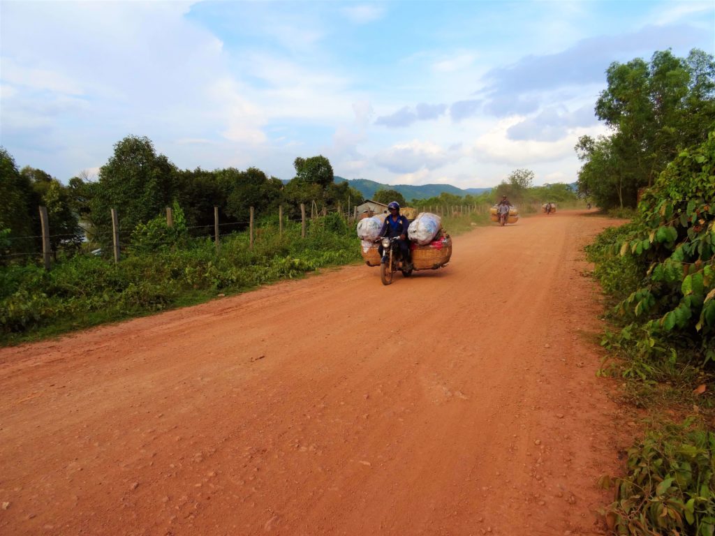 scooter chargé campagne kampot