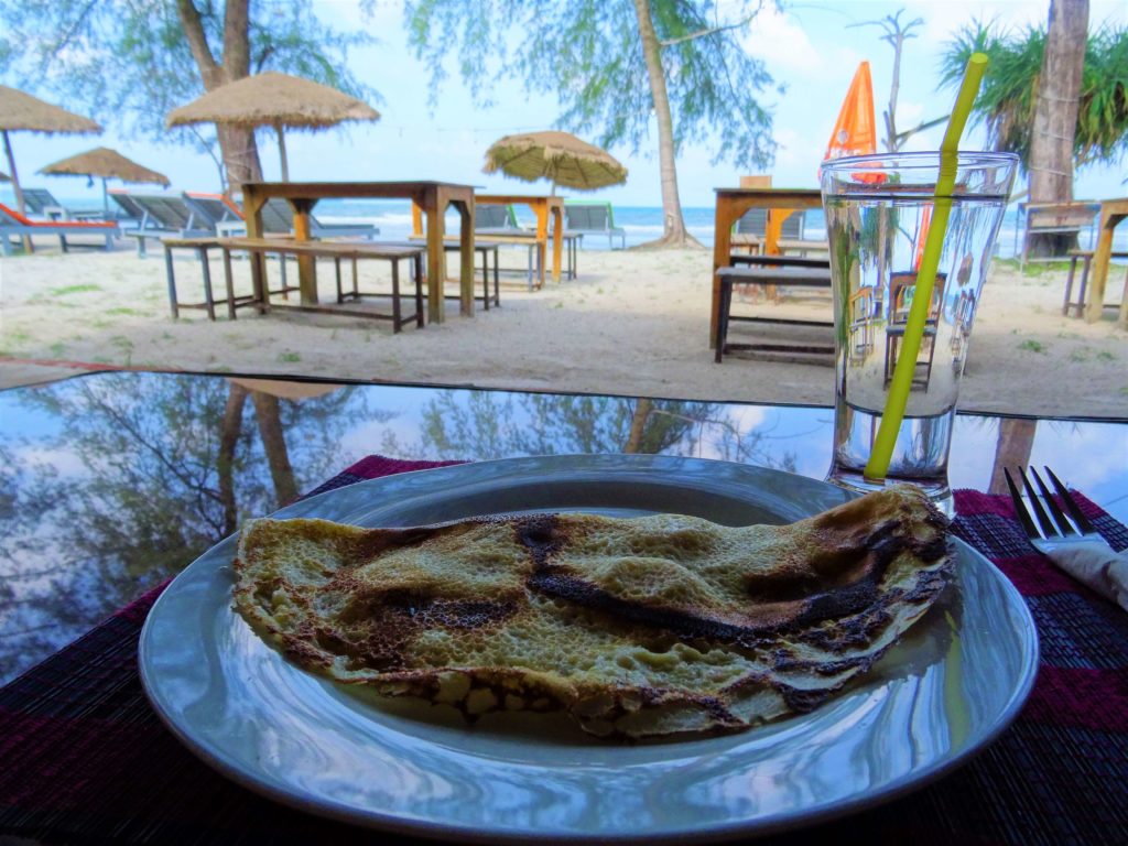 Dernier jour à Sihanoukville Ananas Bungalow petit déjeuner crepe nutella face à la mer