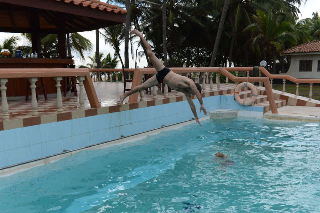 chaton plonge dans la piscine à Negombo