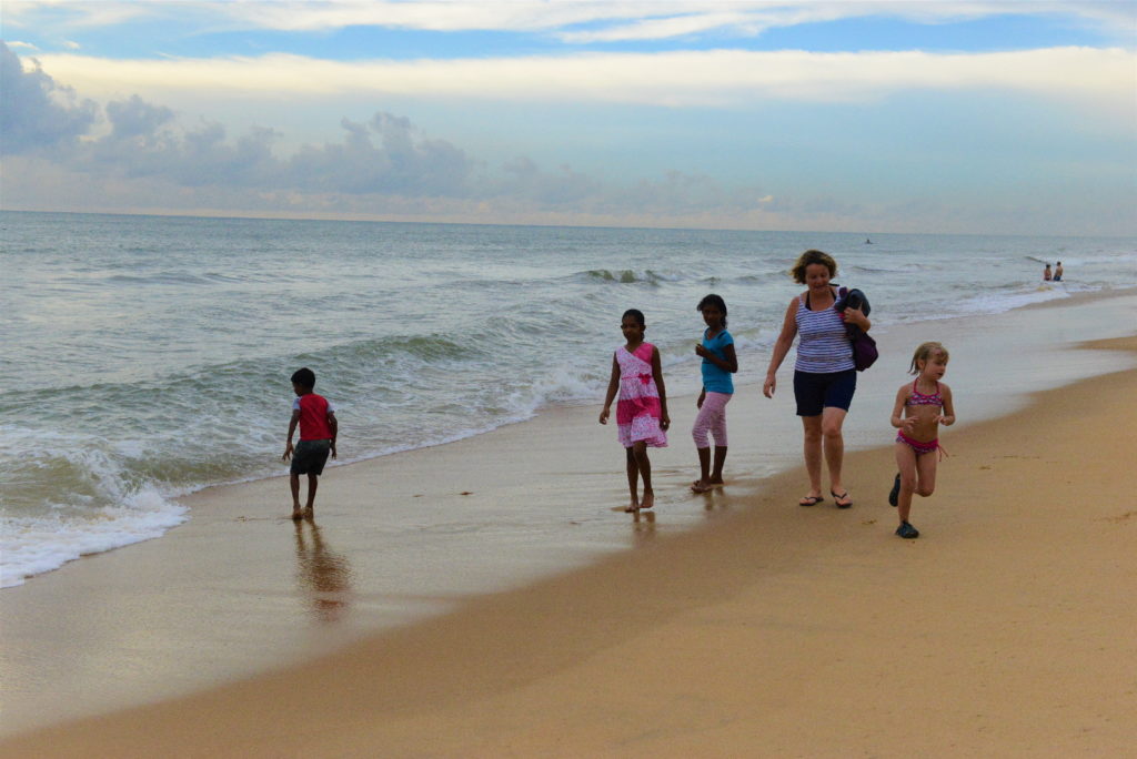 enfants, chatounette et mamisa sur la plage de negombo