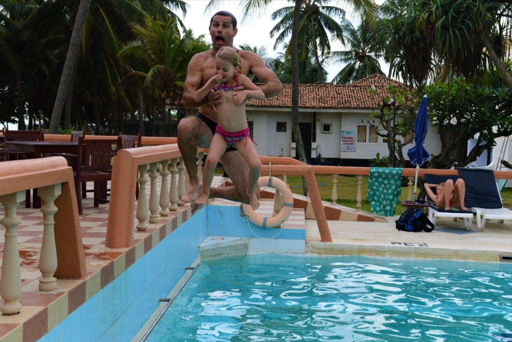 chatounette et chaton sautent dans la piscine à Negombo