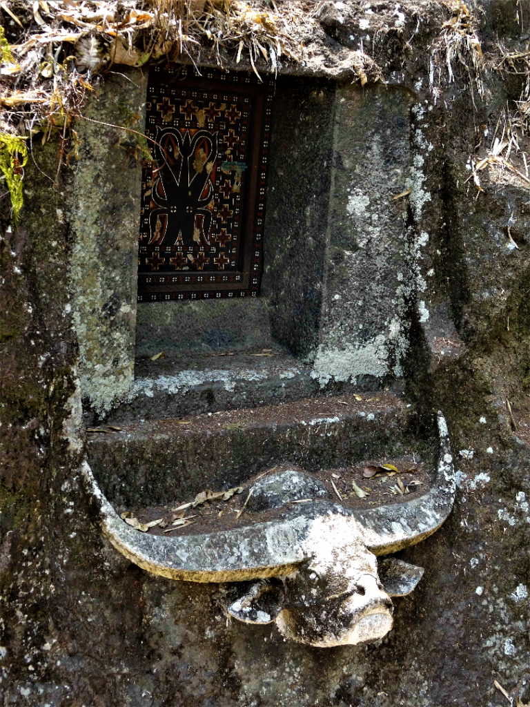 sculpture sur cavité mortuaire à Bori