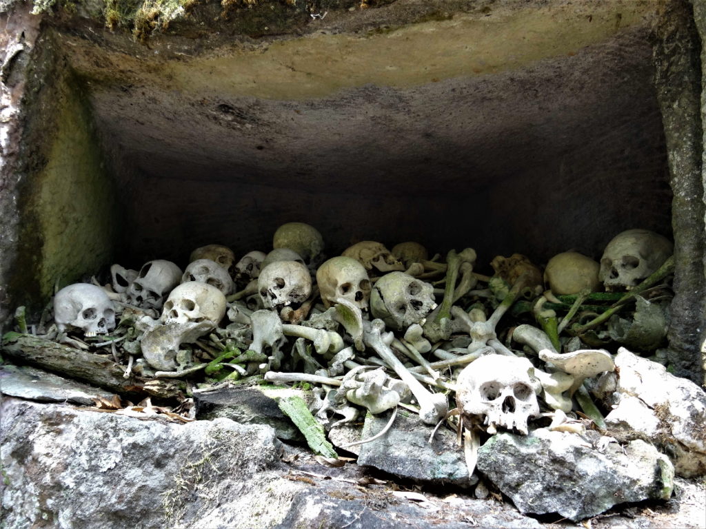 ossements et crane dans cavité mortuaire à Bori