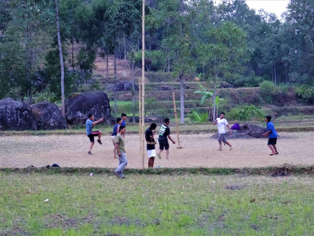 indonésiens qui jouent au tennis ballon avec balle en osier