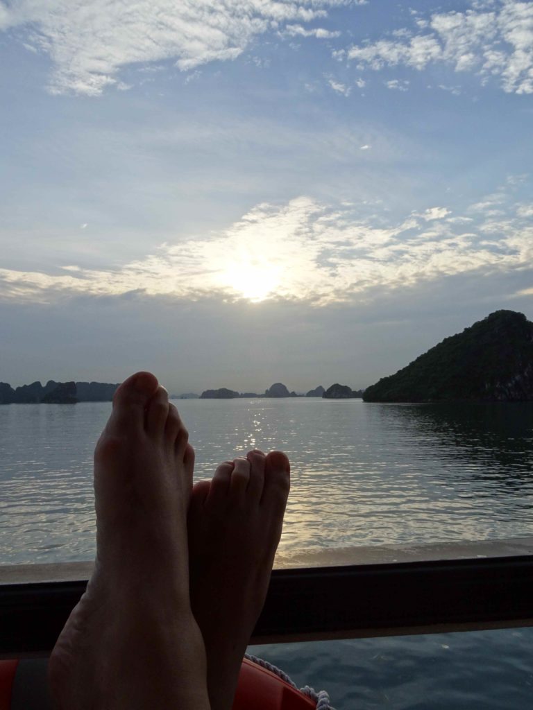 les doigts de pieds en éventail sur le ponton de notre bateau de croisière viola cruise cristina boat dans la baie d'halong