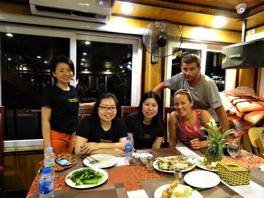 les copines indonésiennes au dîner à bord de  notre bateau de croisière viola cruise cristina boat dans la baie d'halong