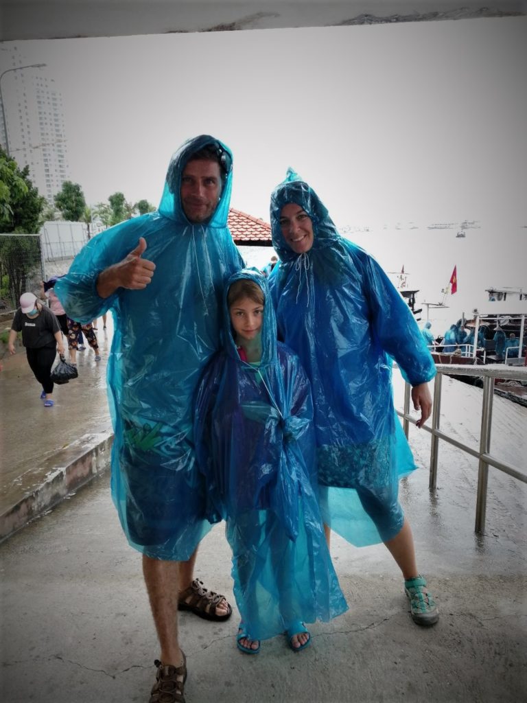 Embarquement pour la baie d'ha long sous la pluie déguisé en schtroumpf avec nos k-way