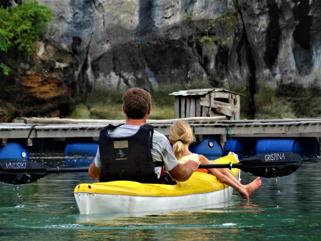 kayak au faux village flottant entre les canoë entre les pain de sucre de la baie d'ha long