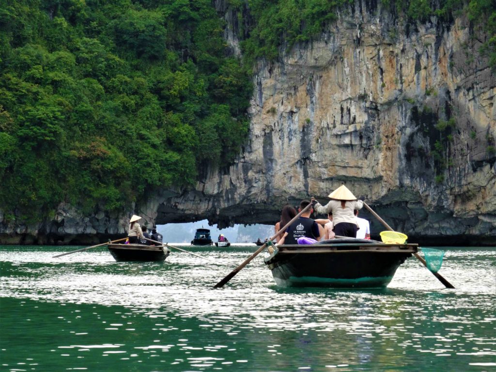 bateau en bambou entre les pain de sucre de la baie d'ha long