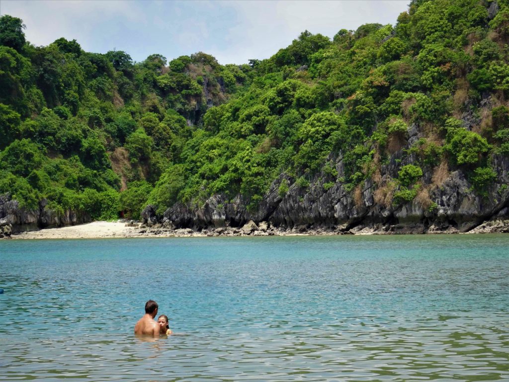 baignade dans la baie d'halong