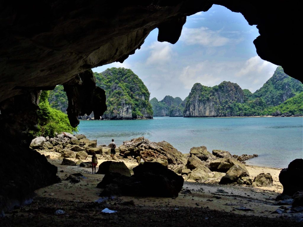 depuis la grotte dans la baie d'halong