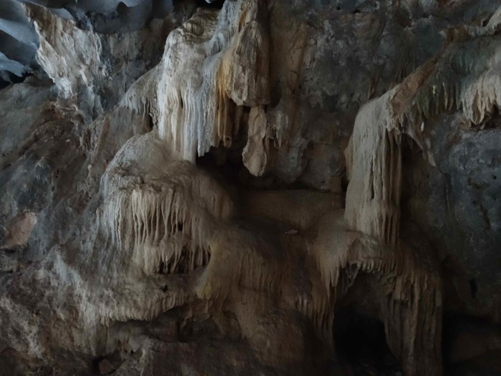grotte dans la baie d'halong