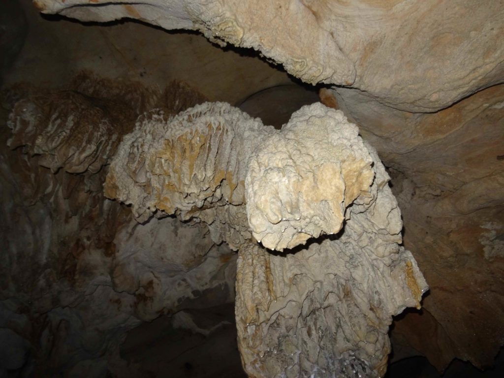 grotte dans la baie d'halong