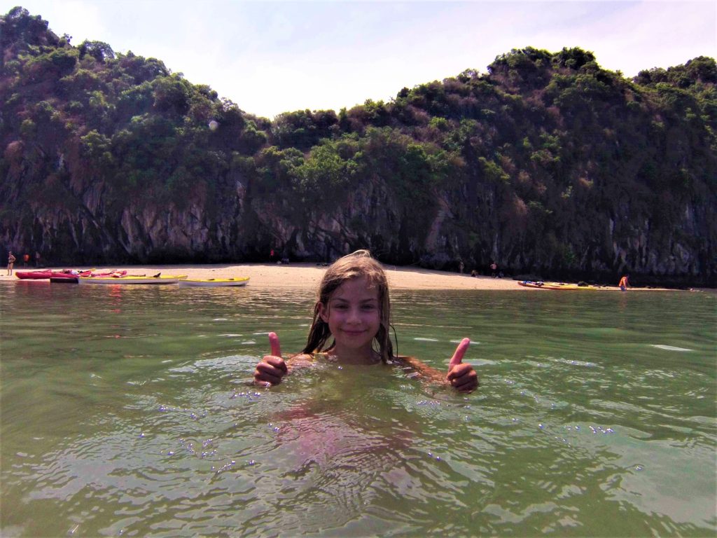 chatounette se baigne dans la baie d'halong