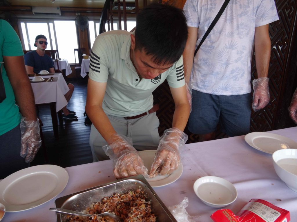 cours de cuisine à bord de notre bateau de croisière viola cruise cristina boat dans la baie d'halong