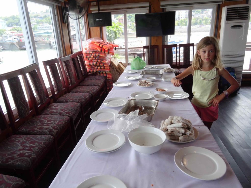 chatounette au cours de cuisine à bord de notre bateau de croisière viola cruise cristina boat dans la baie d'halong