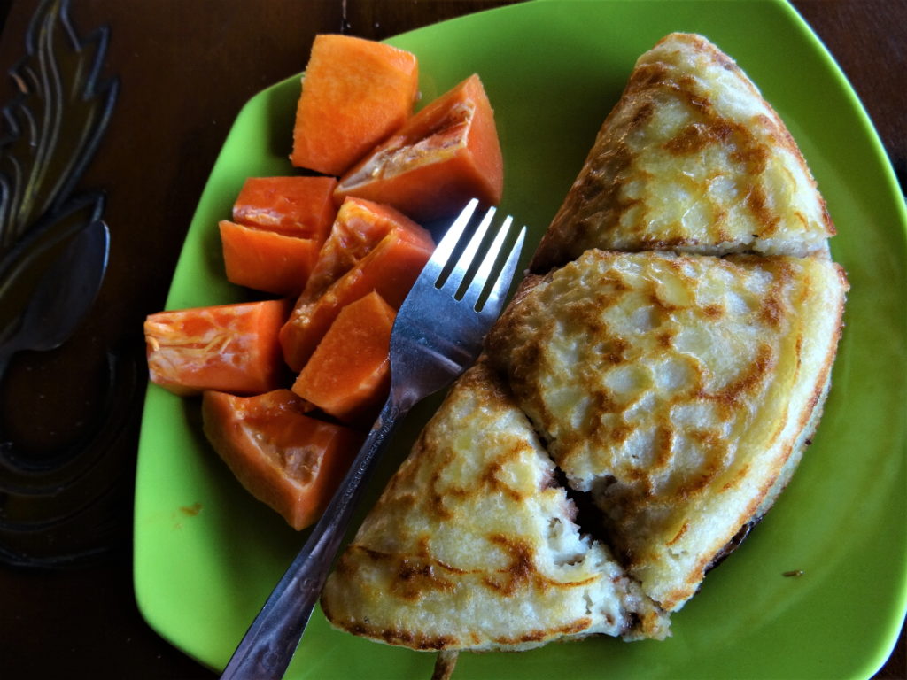 petit déjeuner à Bolilanga : pancake au chocolat et papaye petit déjeuner à Bolilanga : pancake au chocolat et papaye
