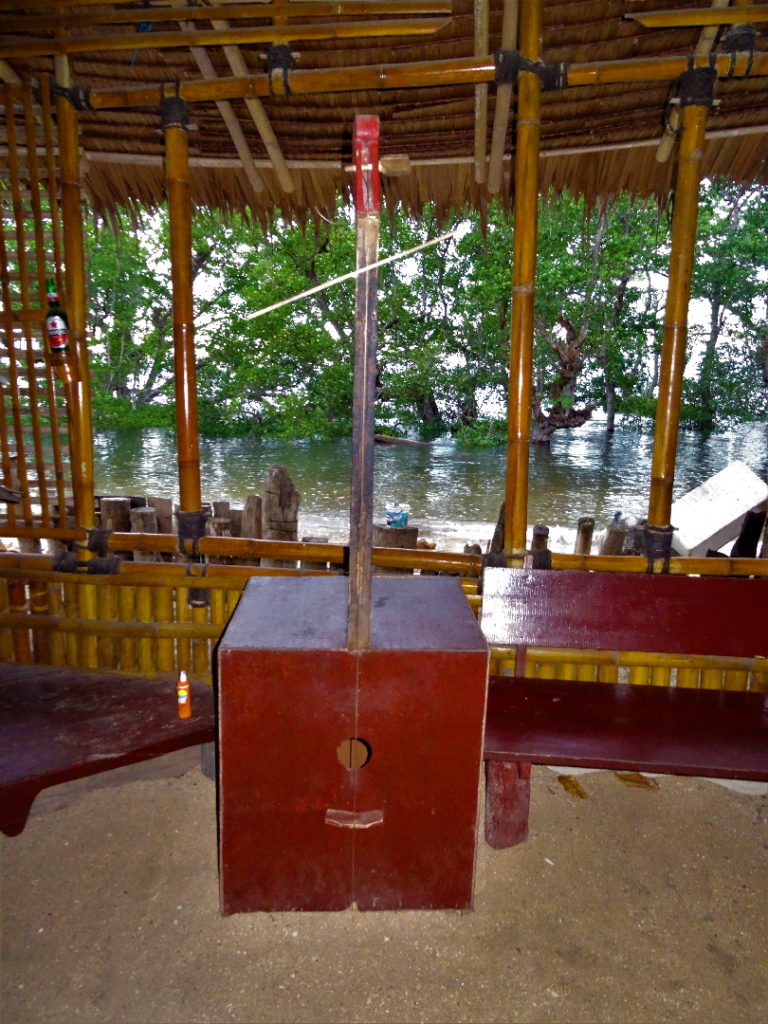 instruments de musique fait maison à lorenso cottages, bunaken, sulawesi, célèbes, indonésie