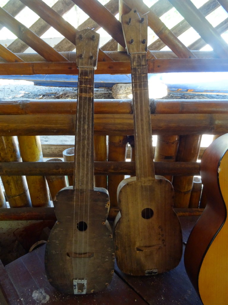 instruments de musique fait maison à lorenso cottages, bunaken, sulawesi, célèbes, indonésie (guitare)