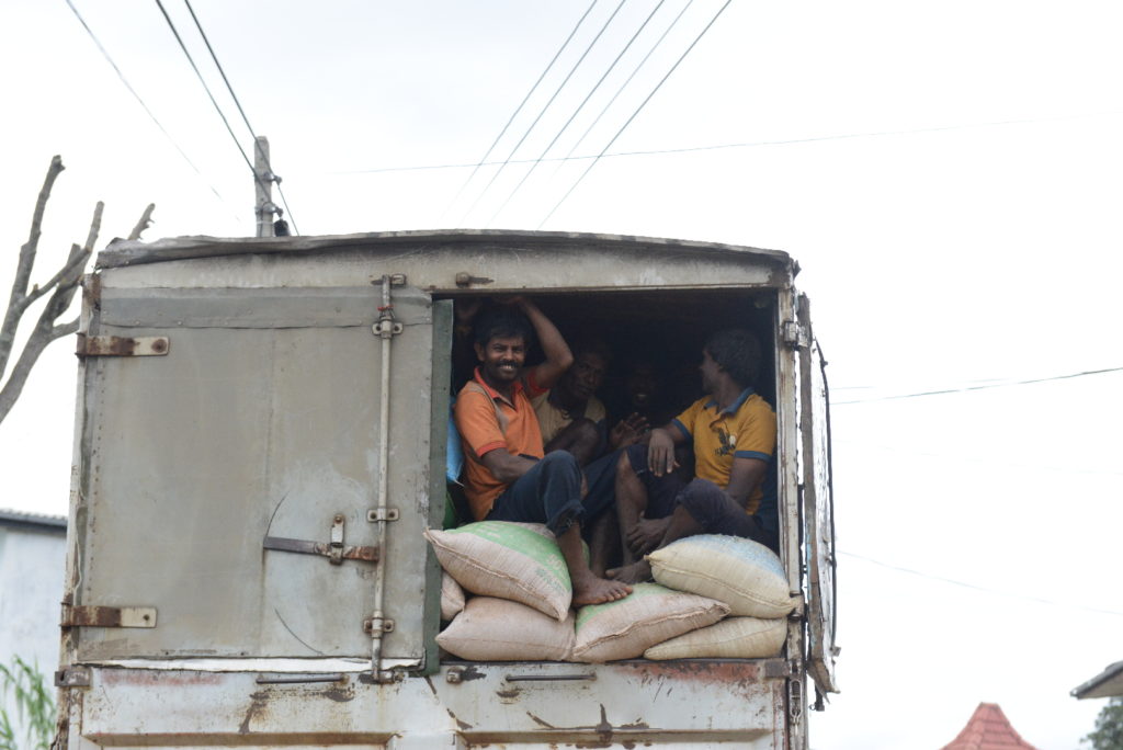 camion chargé de denrées et de travailleurs à haputale