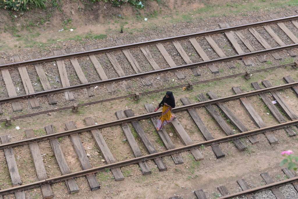 femme qui marche sur la voie ferrée entre Monastère de Adisham et notre guest-house à haputale