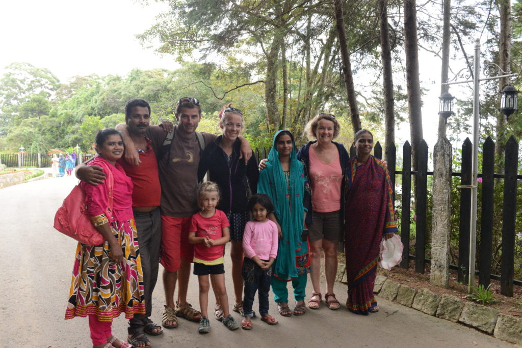 photo de groupe avec des sri-lankais dans le jardin du Monastère de Adisham à haputale