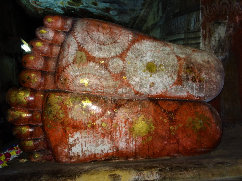 dambulla et son rock temple, intérieur, pieds du bouddha couché