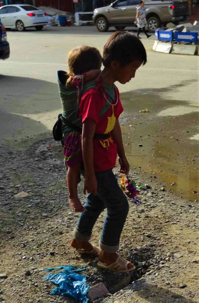 jeune enfant qui porte son petit frère dans le dos à Sa Pa