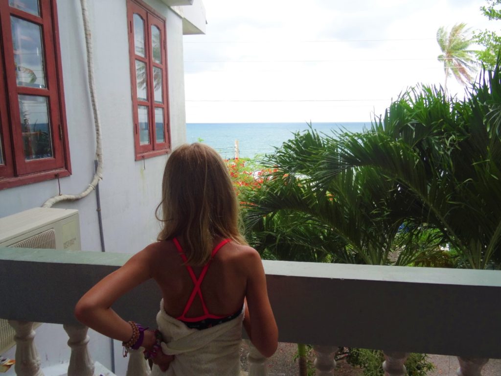 chatounette sur balcon de notre guesthouse face à la mer à mui ne