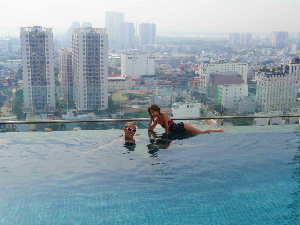 chatoune et chatounette piscine à débordement en roof top Ho Chi Minh Saigon