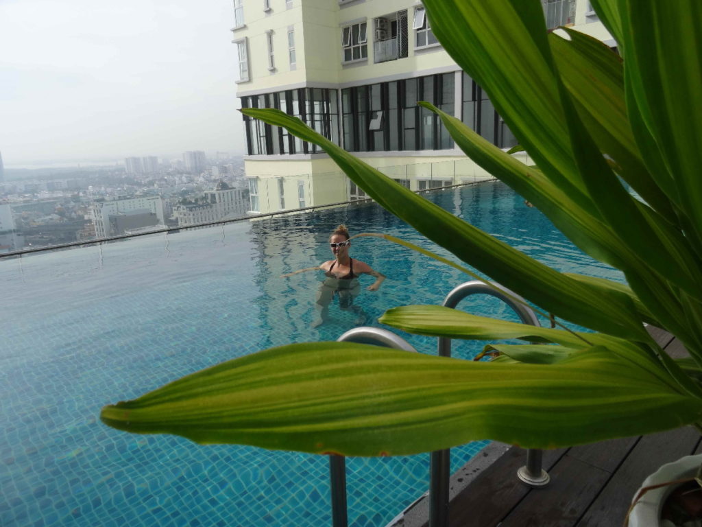 chatoune piscine à débordement en roof top Ho Chi Minh Saigon