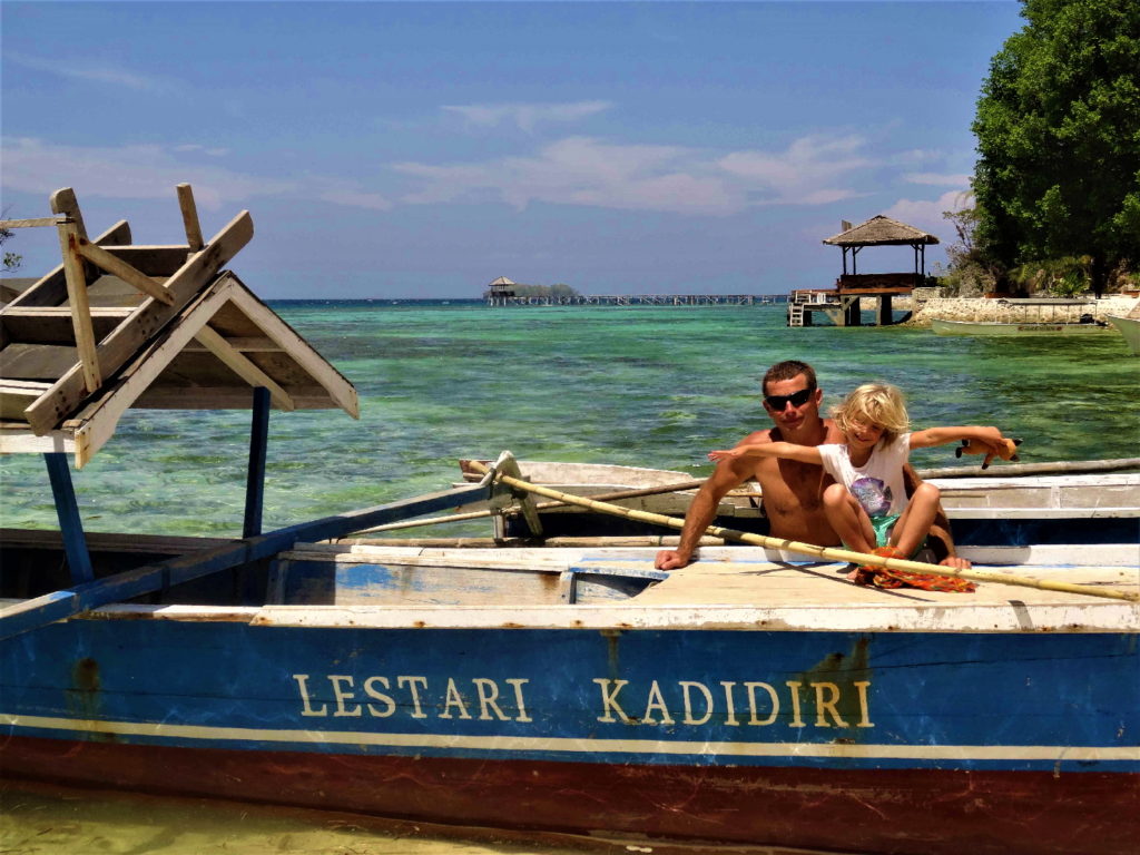 chatounette et chaton près du bateau au bord de la plage de pondok lestari, kadidiri, togian