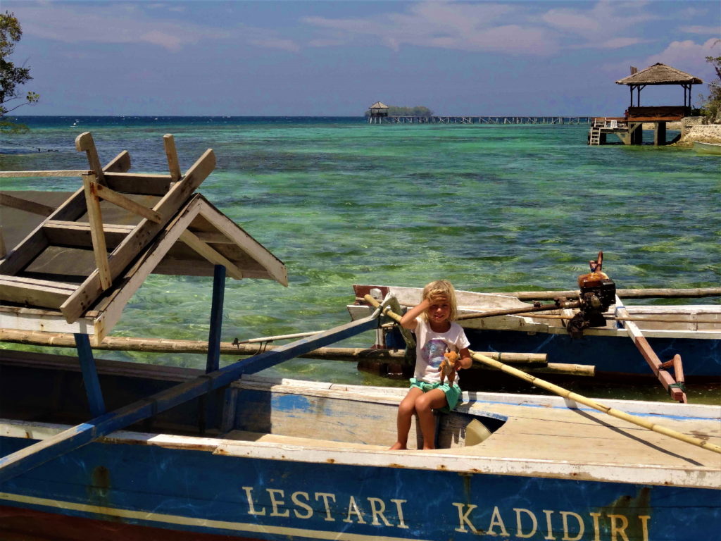 chatounette dans le bateau au bord de la plage de pondok lestari, kadidiri, togian