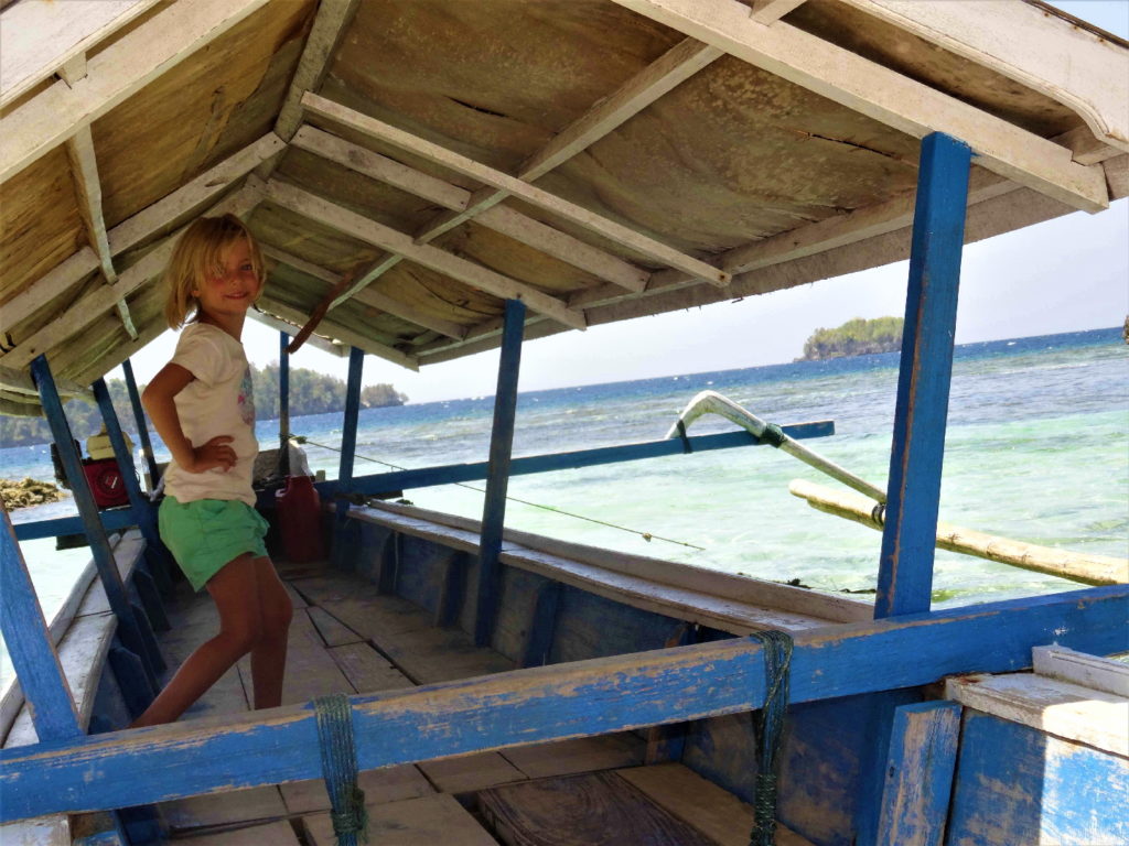 chatounette dans le bateau au bord de la plage de pondok lestari, kadidiri, togian