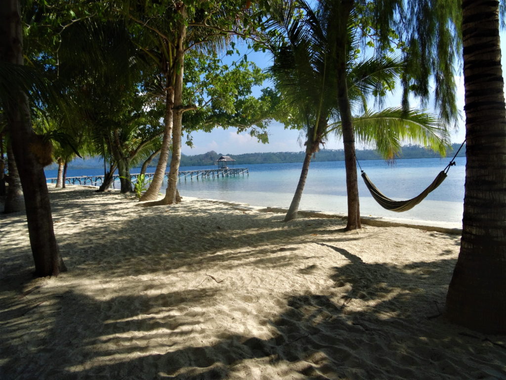 plage et hamacs de la resort de Bolilanga, Togian