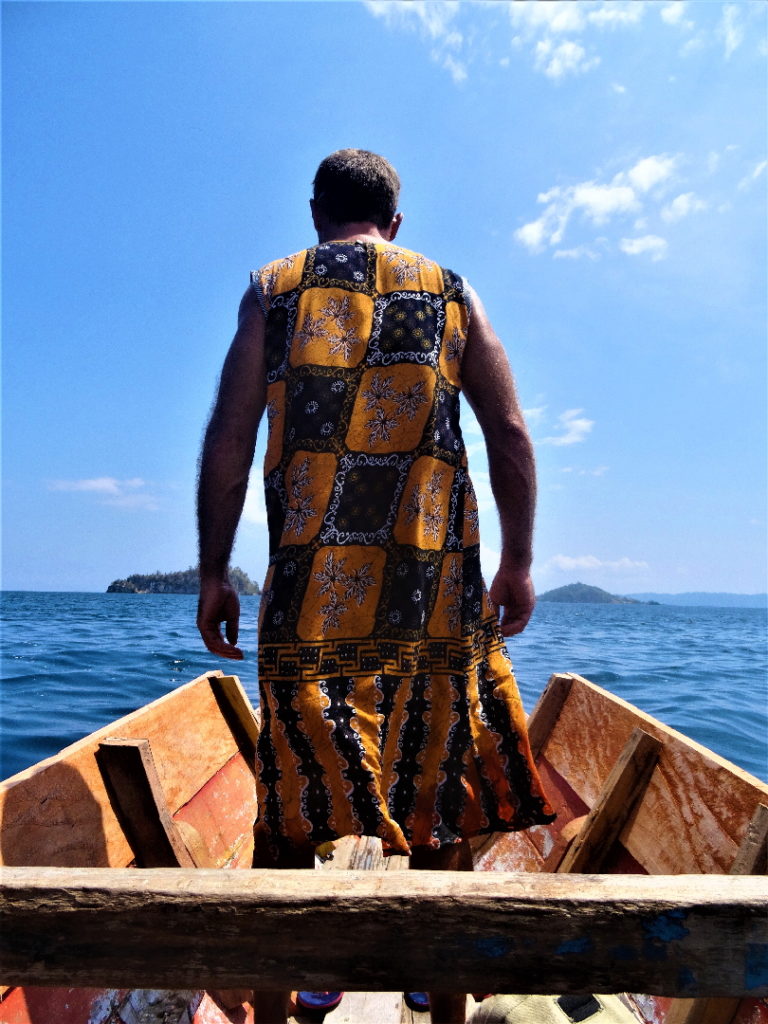 Chaton en robe pour rejoindre Bolilanga en bateau depuis Malenge, Togian