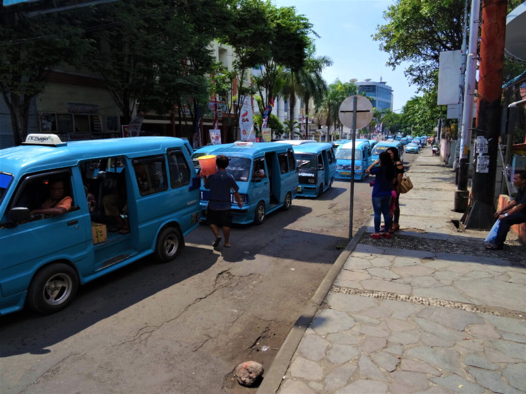 Mikrolet , taxi collectif bleu, manado