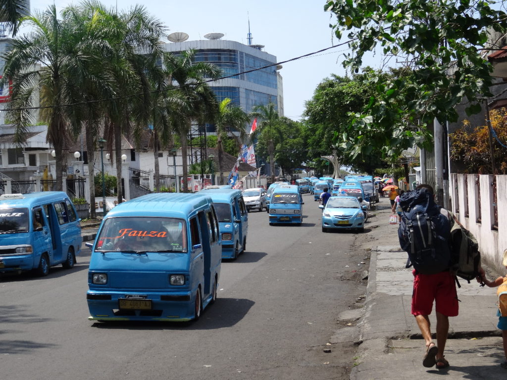 Mikrolet , taxi collectif bleu, manado