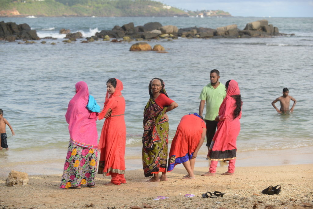 femmes sur la plage de galle
