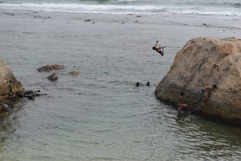 sri-lankais qui plonge des gros rochers de galle