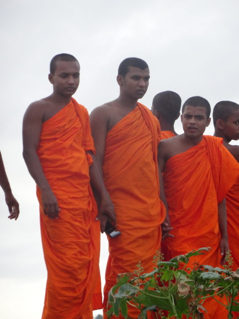 moines sur les remparts de galle