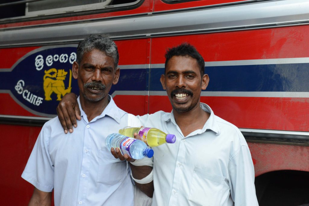 vendeur dans les bus sri-lankais à kurunegala