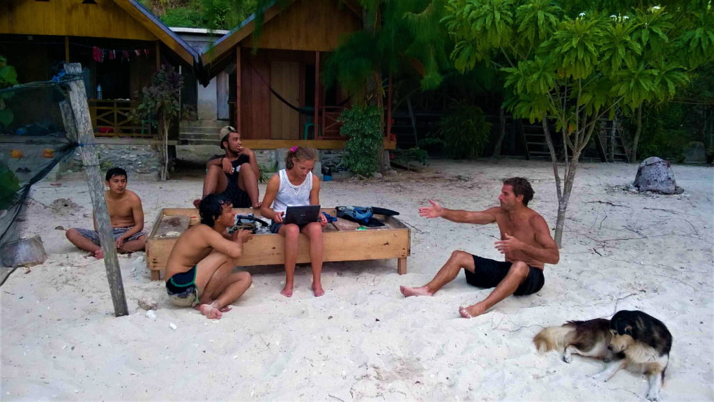 notre bande, posée sur la plage de kadidiri à Pondok Lestari