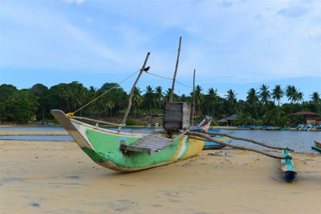 bateau sur la plage d'arugam bay