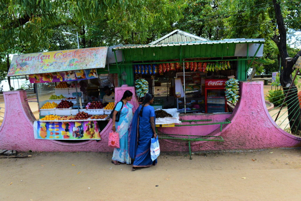femmes devant épicerie entre passekudah et arugam bay